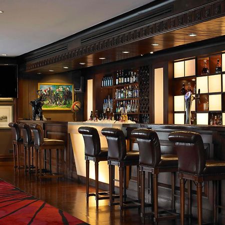 Anantara Riverside Bangkok Resort Exteriér fotografie The bar at the 1919