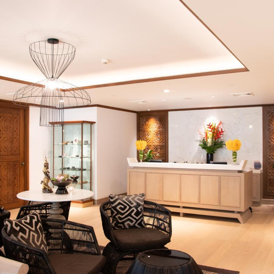 Anantara Riverside Bangkok Resort Exteriér fotografie The reception area of the Thai First Class Lounge at Suvarnabhumi Airport