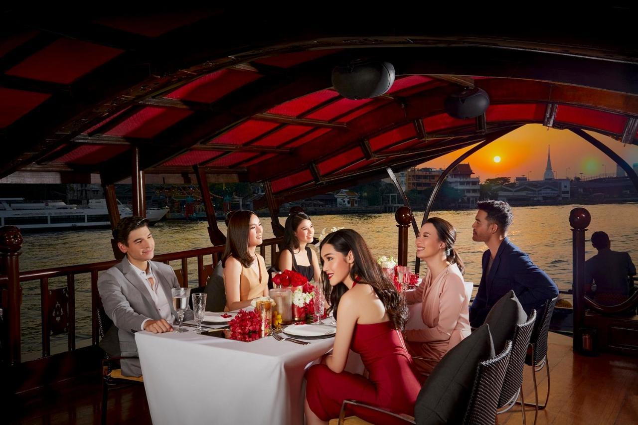 Anantara Riverside Bangkok Resort Exteriér fotografie Thai people dining on a Chao Phraya River boat