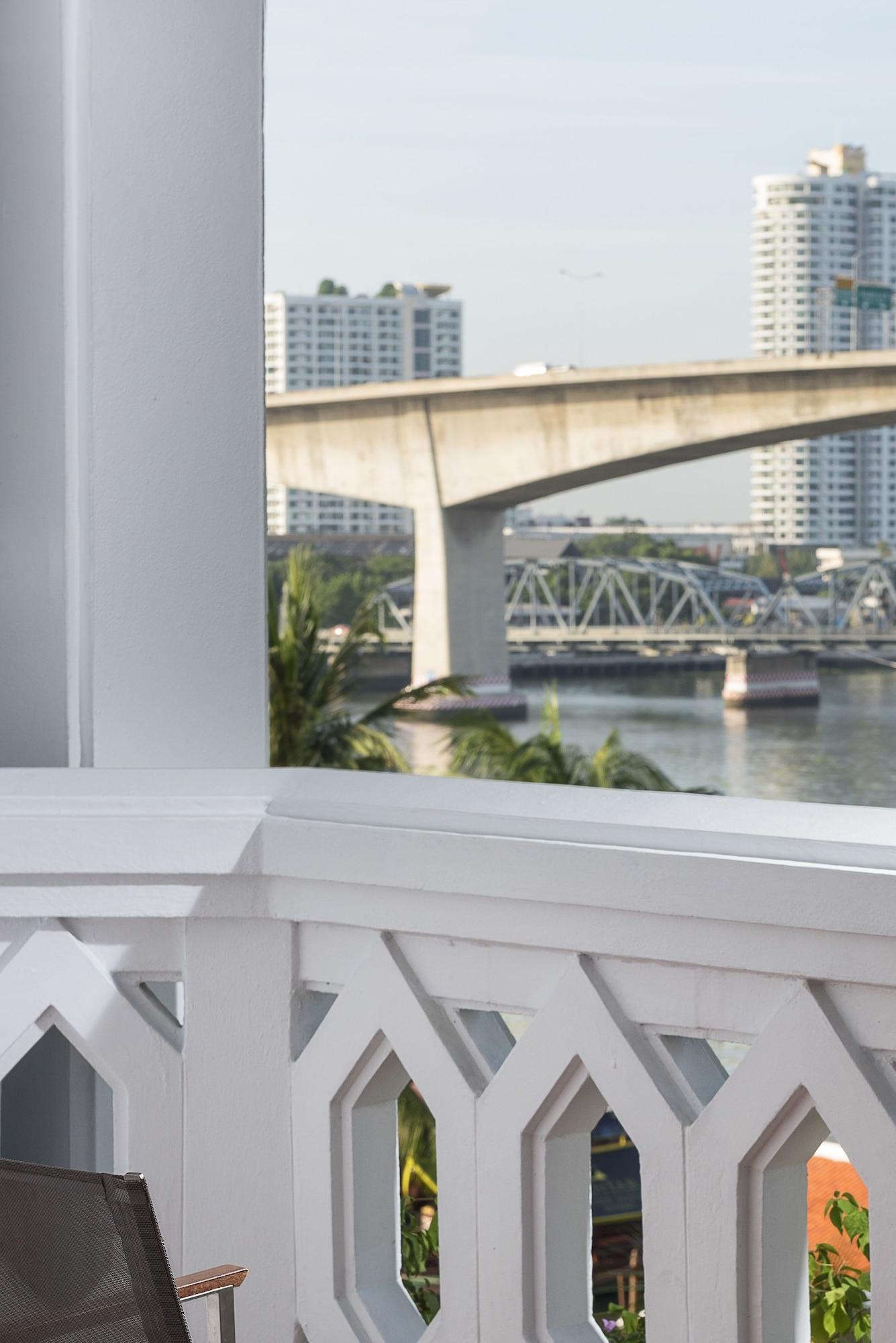 Anantara Riverside Bangkok Resort Exteriér fotografie View of the bridge from the Skywalk