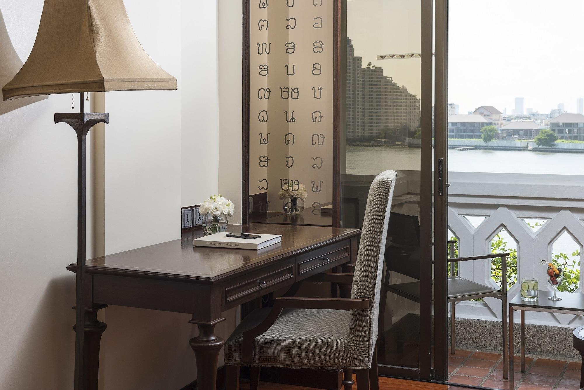 Anantara Riverside Bangkok Resort Exteriér fotografie A writing desk in a hotel room