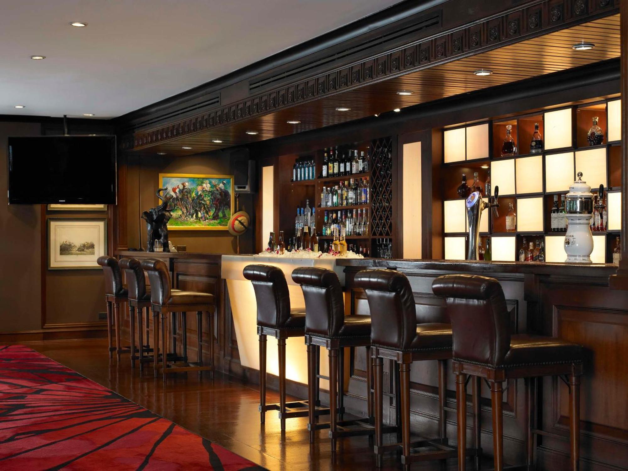 Anantara Riverside Bangkok Resort Exteriér fotografie The bar at the 1919
