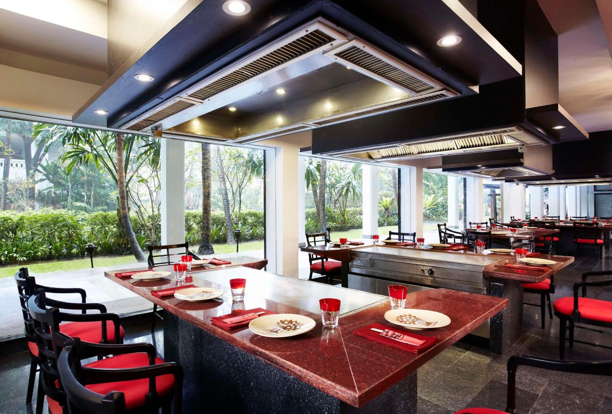 Anantara Riverside Bangkok Resort Exteriér fotografie The interior of a typical restaurant