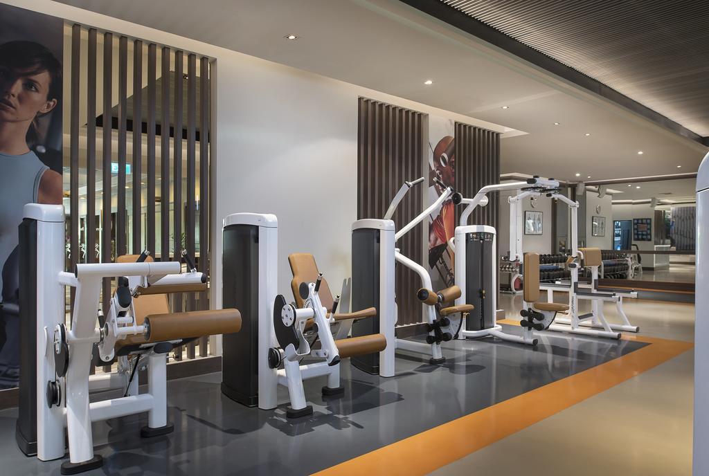 Anantara Riverside Bangkok Resort Exteriér fotografie The gym at the hotel